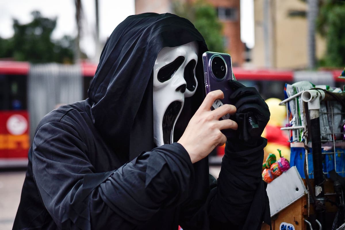Bogotá. Octubre 31 de 2025. En el Parque de los Periodistas se lleva a cabo una actividad cultural que celebra una parte de México en Bogotá, con la tradicional conmemoración del Día de los Muertos. Durante la jornada se elaboran altares en honor a personas y animales fallecidos, mientras los asistentes disfrutan de una muestra gastronómica y se preparan para las celebraciones de Halloween. (Colprensa - Cristian Bayona).