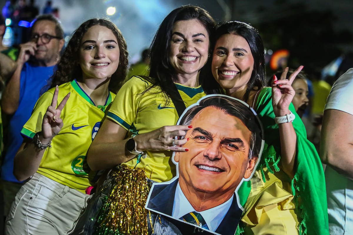 Simpatizantes del candidato a la Presidencia de Brasil por el Partido Liberal, Flávio Bolsonaro, asisten a un acto de campaña llamado 'bloquinho 22' este miércoles, cerca al Estadio Arena Castelão en Fortaleza, Ceará (Brasil). EFE/Jarbas Oliveira