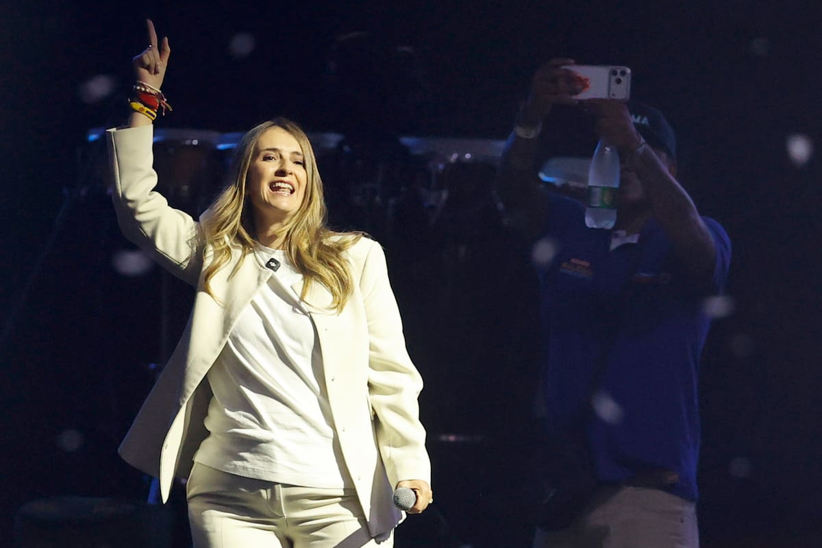 La candidata a la Presidencia de Colombia por el partido Centro Democrático Paloma Valencia saluda durante un acto de campaña este domingo, en Bogotá (Colombia). EFE/ Mauricio Dueñas Castañeda