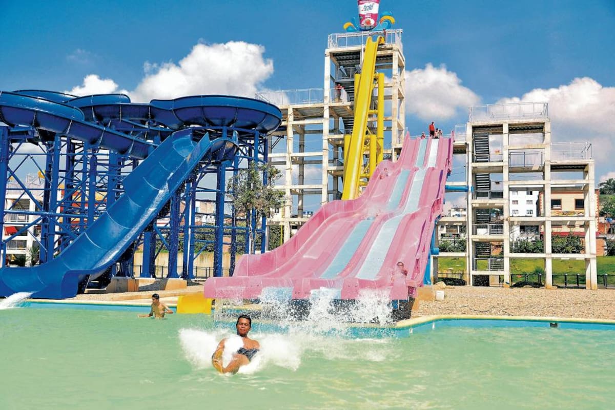 Acualago tiene además, amplias áreas comunes: parqueaderos, restaurantes, plazoletas, puntos comerciales y tiendas.