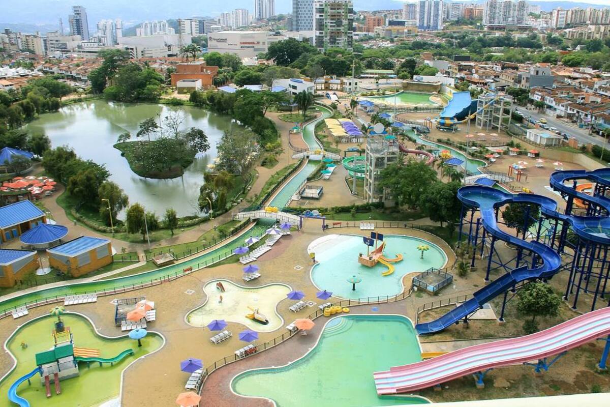 Vista aérea del Parque Acualago tomada esta semana. Se busca un acuerdo rápido para garantizarle un correcto mantenimiento a las 15 atracciones y evitar que estas se deterioren. (Foto: Élver Rodríguez / VANGUARDIA LIBERAL)