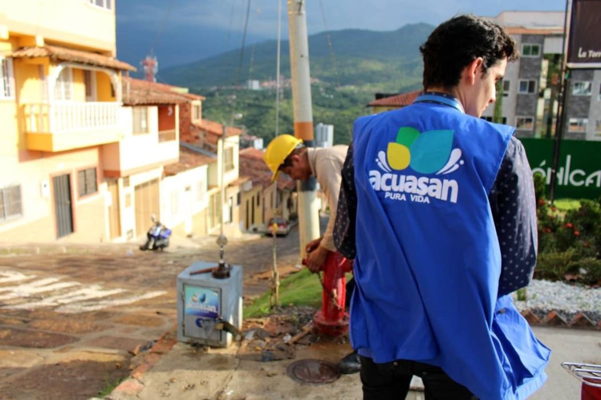 Funcionarios de la empresa Acuasan en San Gil adelantan un recorrido por los diferentes sectores del municipio con el fin de hacer una revisión del estado de los hidrantes. (Foto: Suministrada/VANGUARDIA LIBERAL )