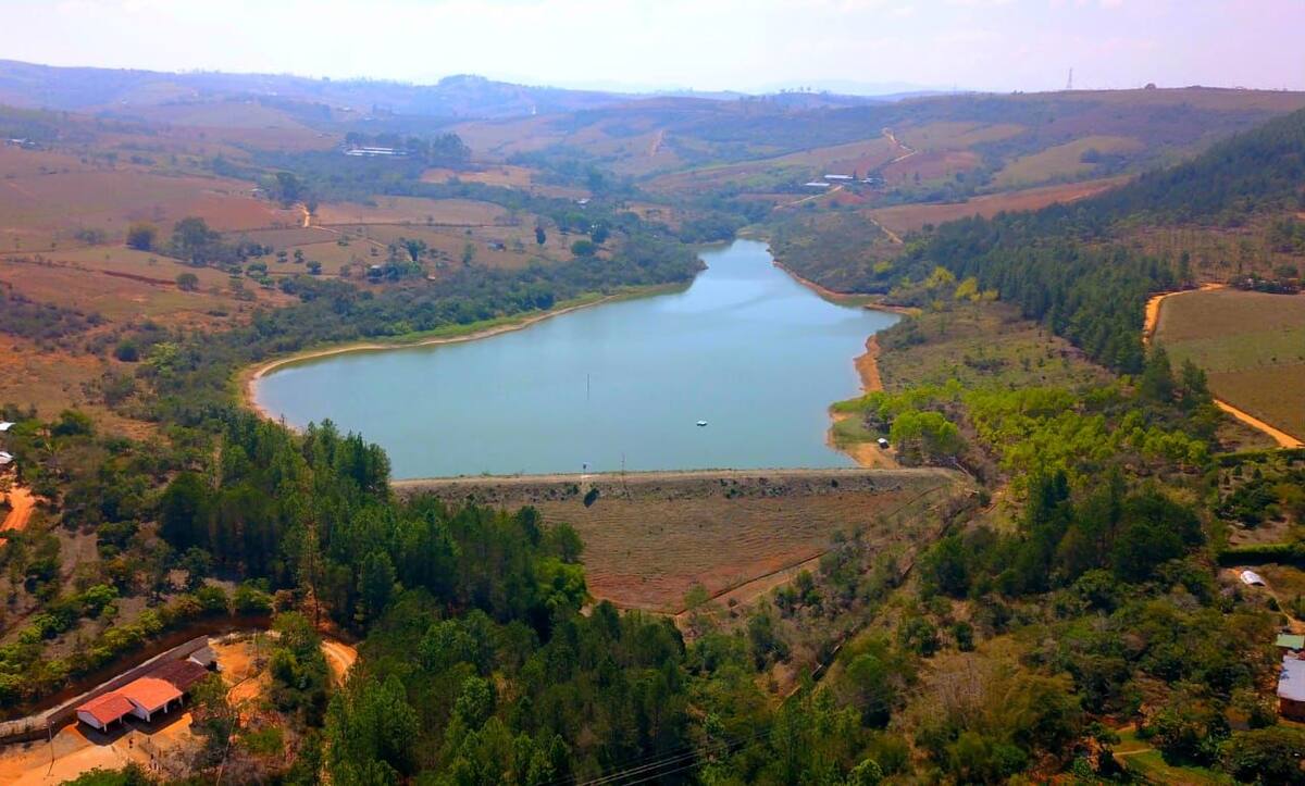 La principal fuente de abastecimiento de agua de Barichara y Villanueva, en las zonas rurales y urbanas es la represa El Común, administrada por Acuascoop.