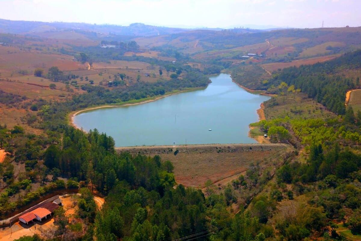 La principal fuente de abastecimiento de agua de Barichara y Villanueva, en las zonas rurales y urbanas es la represa El Común, administrada por Acuascoop.