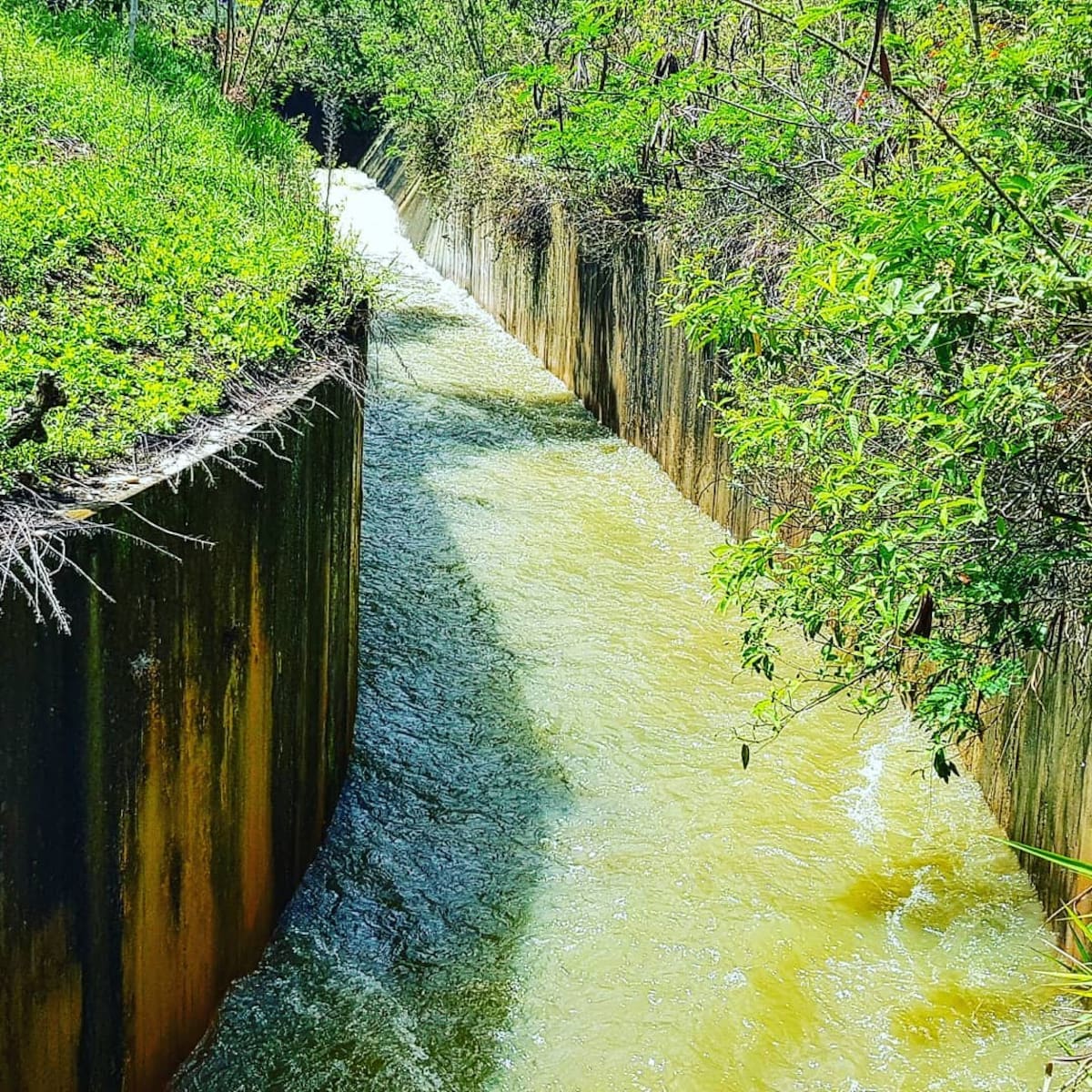 La principal fuente de abastecimiento de agua de Barichara y Villanueva, en las zonas rurales y urbanas es la represa El Común, administrada por Acuascoop.