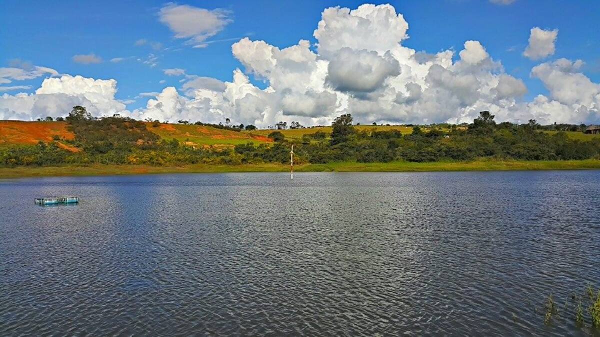 La principal fuente de abastecimiento de agua de Barichara y Villanueva, en las zonas rurales y urbanas es la represa El Común, administrada por Acuascoop.