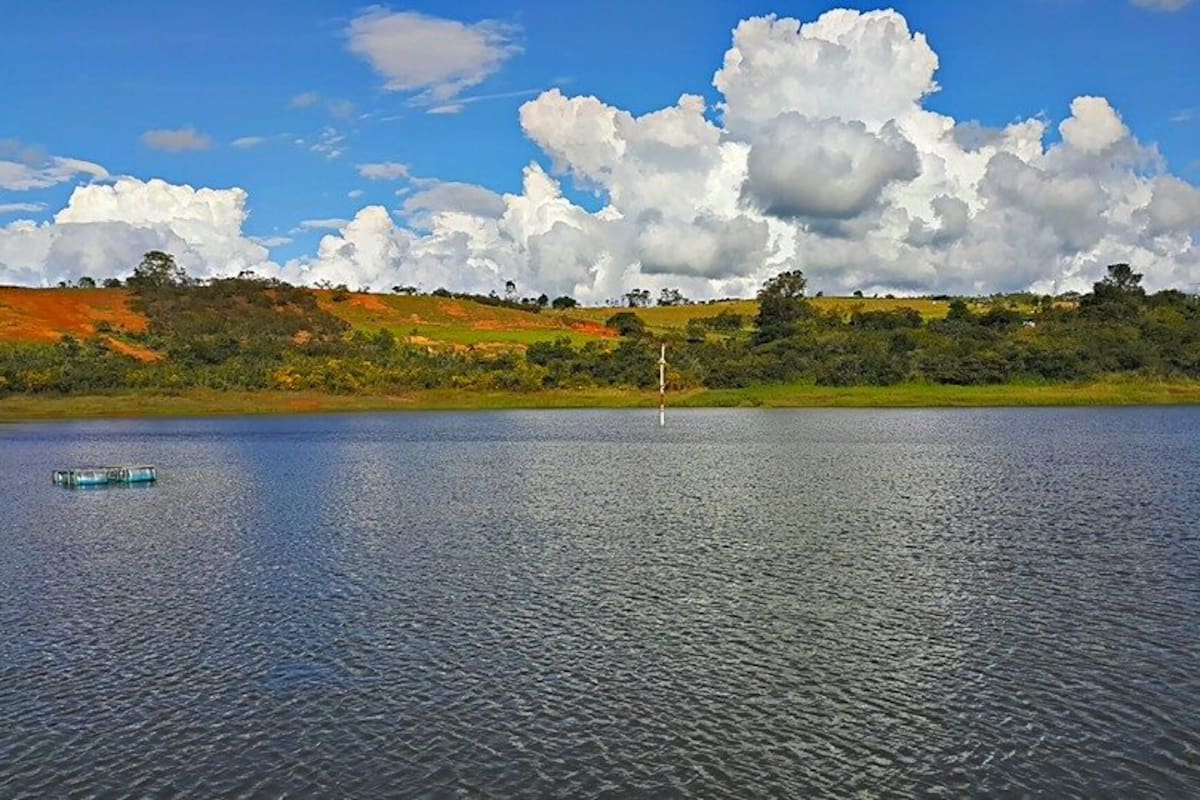 La principal fuente de abastecimiento de agua de Barichara y Villanueva, en las zonas rurales y urbanas es la represa El Común, administrada por Acuascoop.
