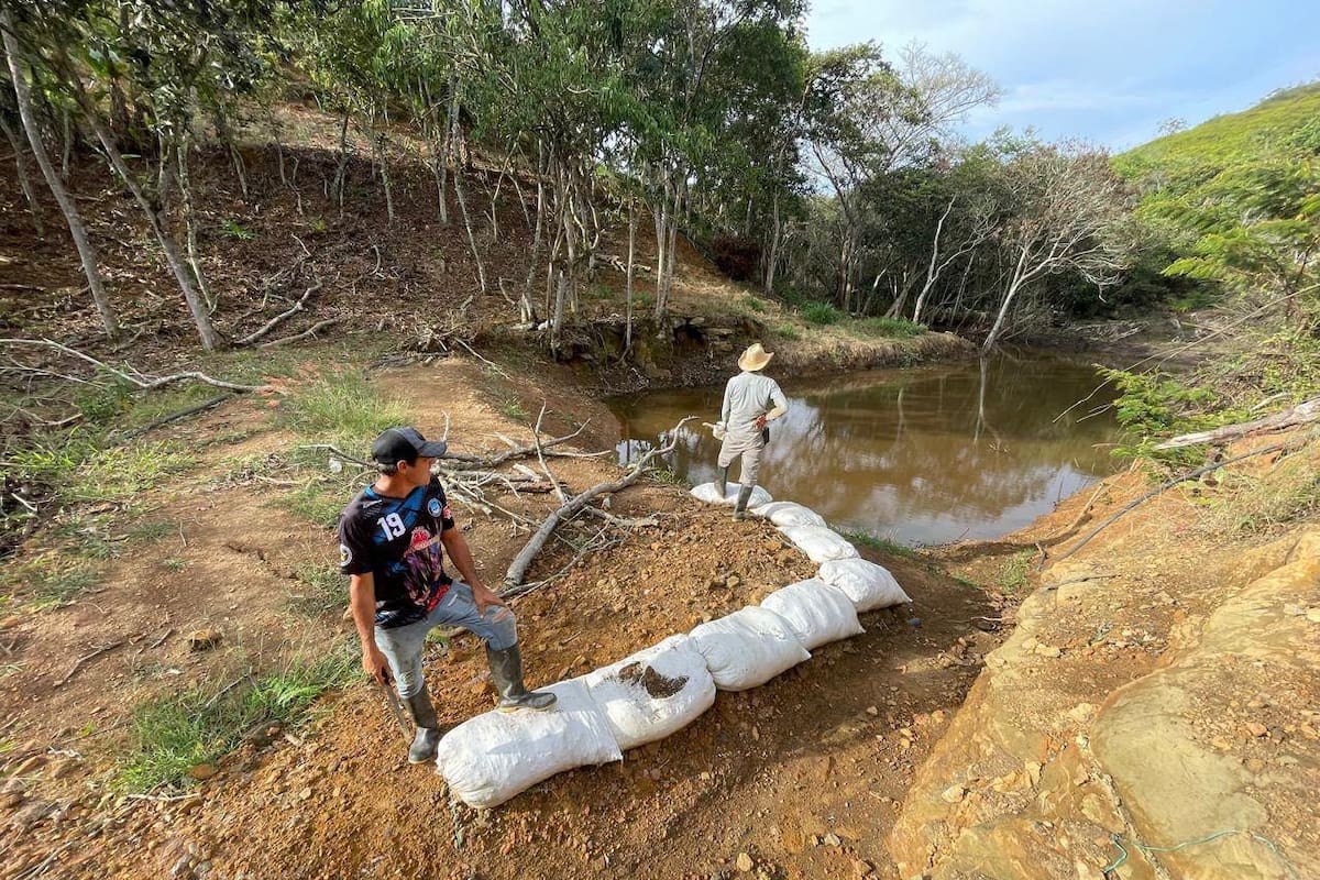 Miembros de la comunidad rural llegaron hasta el sitio de la intervención para verificar la captación de agua.