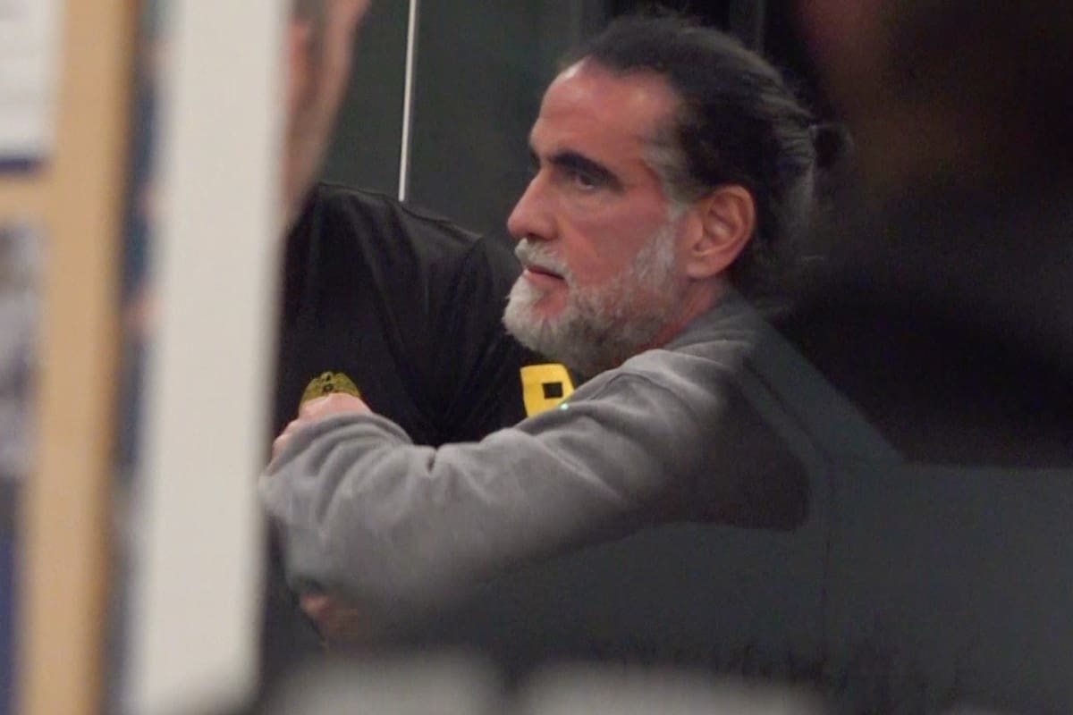 AME2373. MIAMI-DADE (ESTADOS UNIDOS), 16/05/2026.- Captura de video del 16 de mayo de 2026 del empresario colombiano Alex Saab escoltado por agentes de la DEA a su llegada al aeropuerto de Opa-locka, en el condado de Miami-Dade (EE.UU.). Saab, señalado en EE.UU. como "testaferro" del depuesto presidente de Venezuela Nicolás Maduro, se presentó este lunes en una corte federal de Miami, en la que enfrentará cargos de lavado de dinero, tras su deportación del sábado desde ese país. EFE/ Antoni Belchi