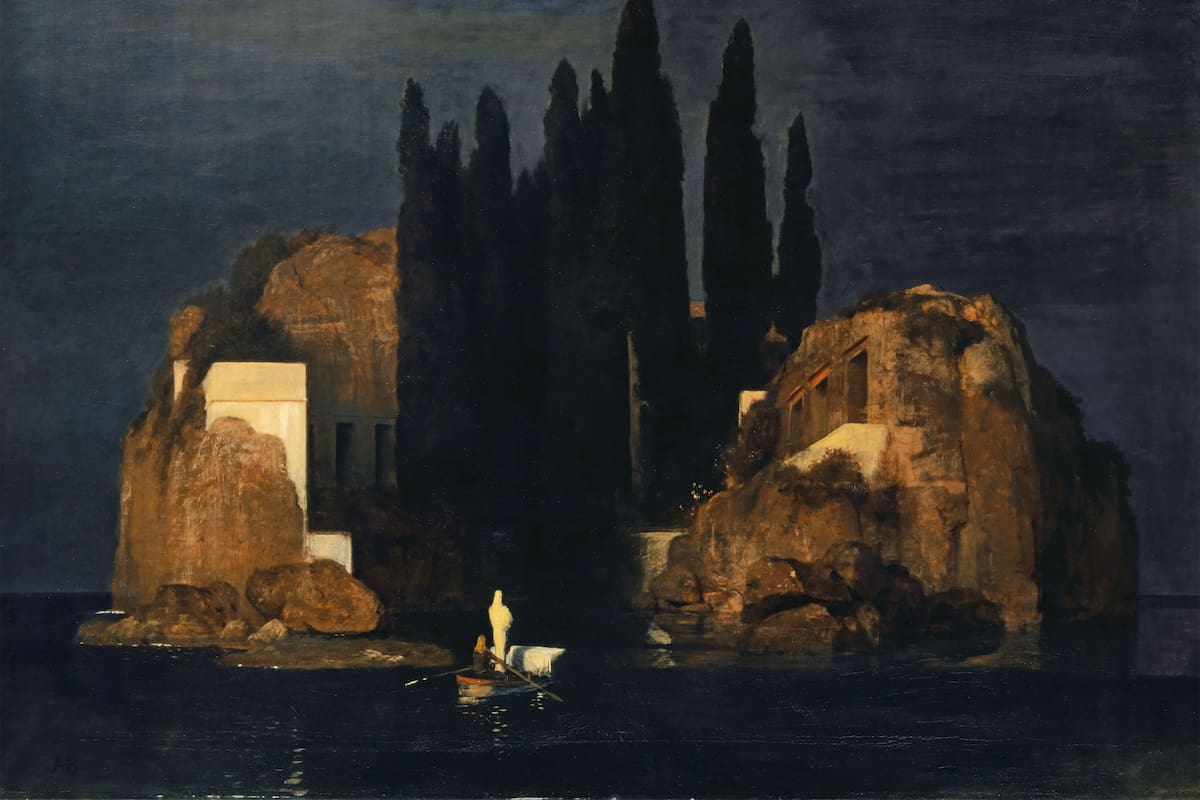 Una barca con una figura envuelta en blanco y un féretro se aproxima a una isla de cipreses y sepulcros. Adaptación de La isla de los muertos (1880), del pintor suizo Arnold Böcklin, cuya primera versión se conserva en el Kunstmuseum de Basilea.