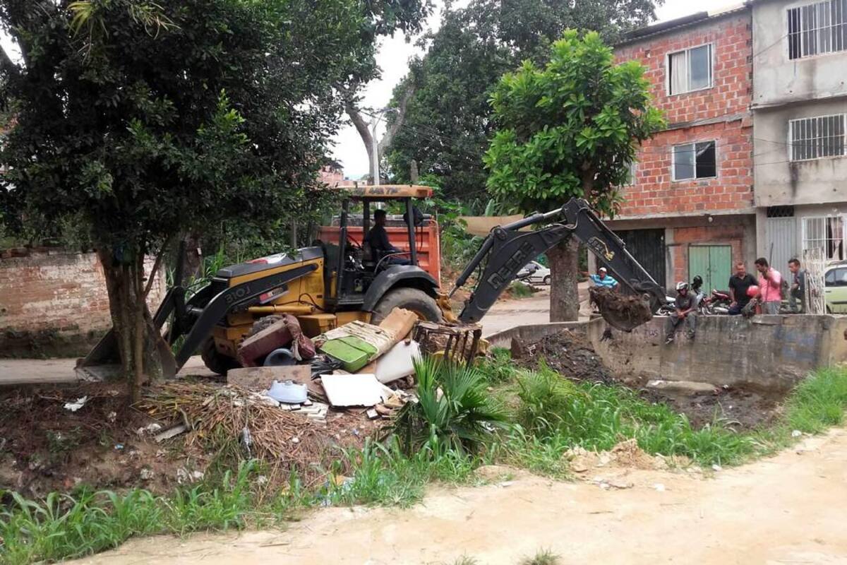 La limpieza de la quebrada La Canoa en Villas de San Pedro, se inició el pasado jueves y finaliza mañana, 12 de agosto. (Foto: Suministrada / VANGUARDIA LIBERAL)