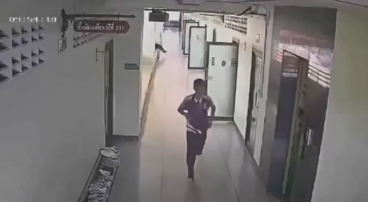 El colegio quedó bajo custodia de las autoridades tras el ataque, mientras equipos de emergencia atendían a los estudiantes afectados. Captura de video // X.