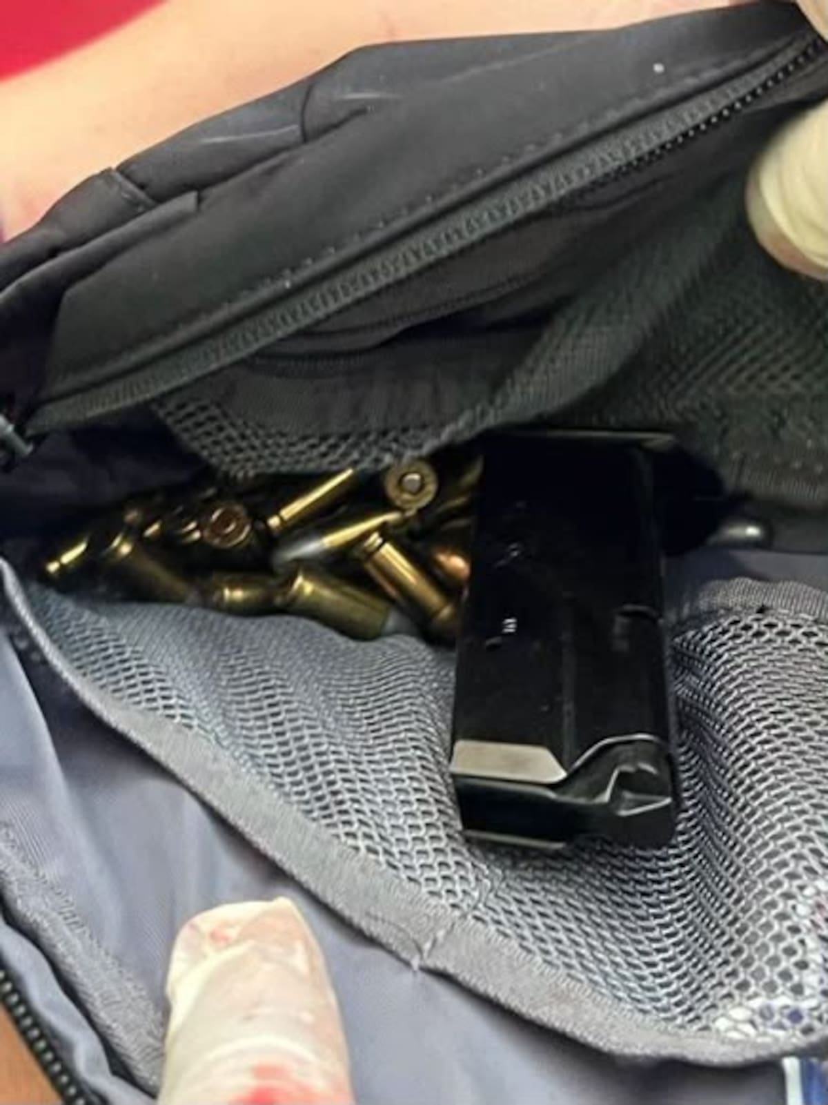 El arma utilizada en el ataque estaba registrada legalmente y, según las autoridades, el adolescente logró acceder a ella. Foto tomada de: X.