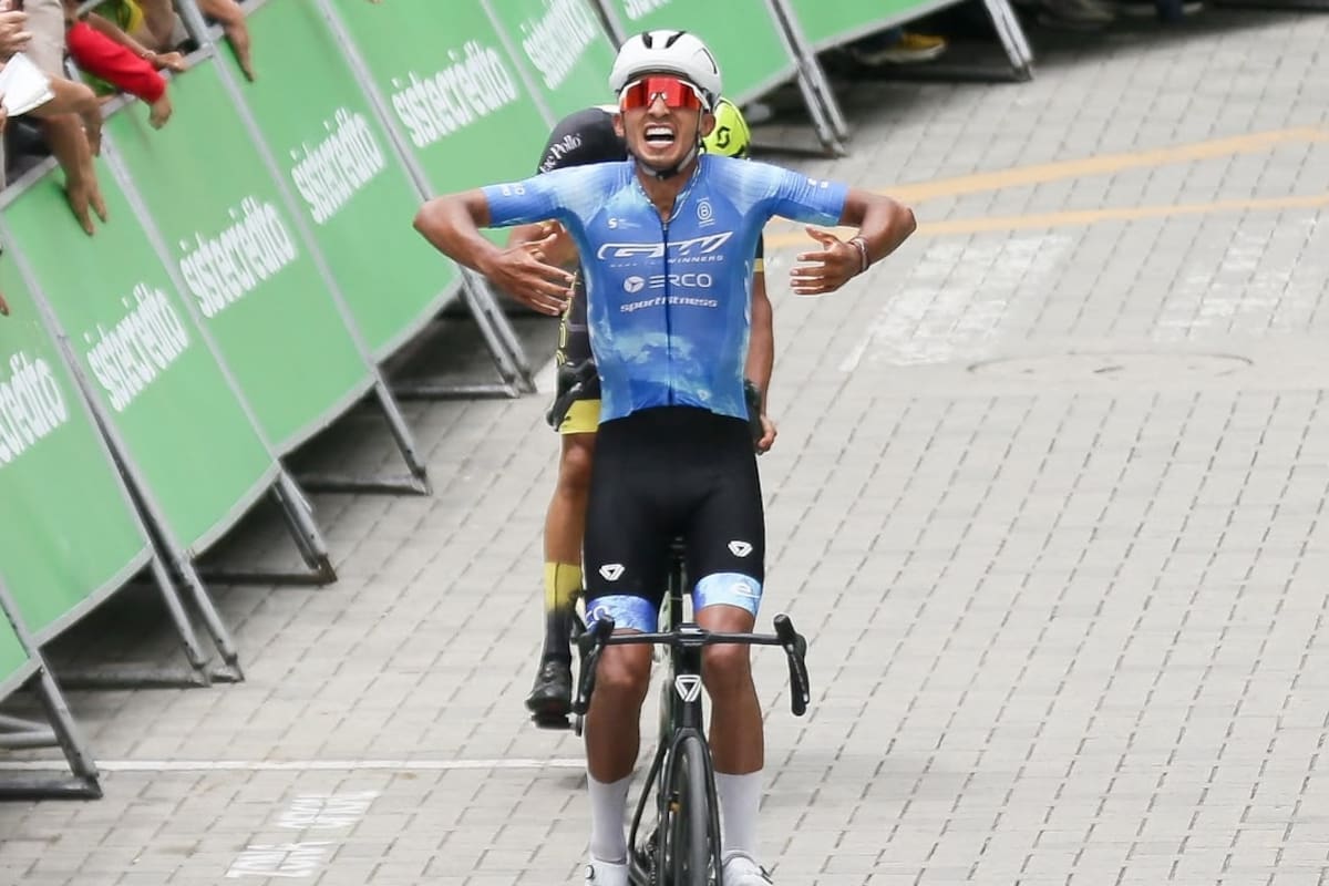 Santo Domingo, Antioquia. Octubre 24 de 2026. En el municipio de Santo Domingo finalizó la octava etapa del Clásico RCN con 136 km pasando por municipios como, Copa Cabana, Barbosa y Girardota de la cual fue ganador el ciclista Adrián Bustamante del equipo GW. (Colprensa - Lina Gasca)