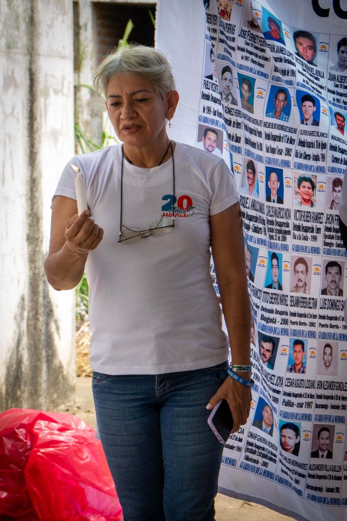 Adriana Lizarazo, defensora de derechos humanos y mujer buscadora, acompaña la jornada. Busca a su esposo, desaparecido en Floridablanca el 25 de agosto de 2008, desde hace dieciocho años. Foto: Byron Pérez / Vanguardia.