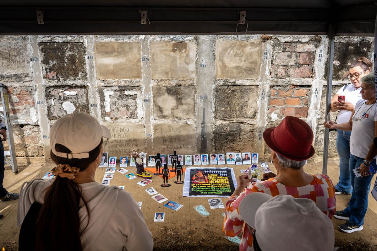 Aura Díaz, del colectivo Guardianes de la Memoria, enciende la primera vela en la ceremonia de dignificación por un desaparecido cuya identidad se confirmará con pruebas de ADN. Byron Pérez/Vanguardia.