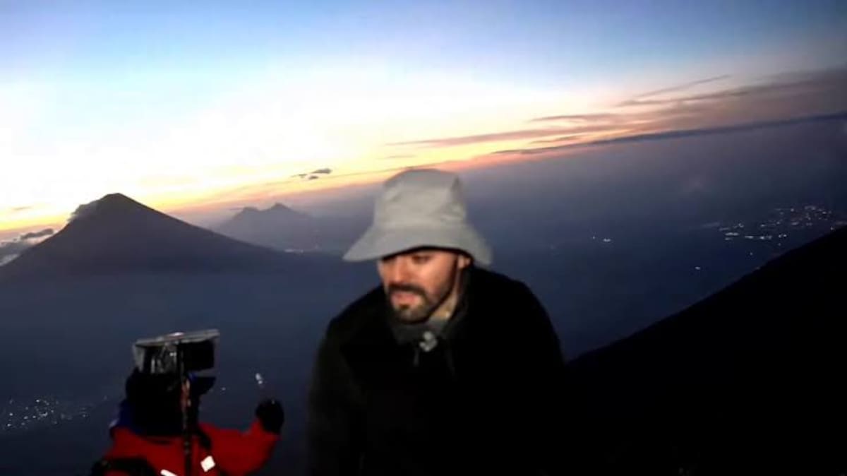 Adriano Zendejas, conocido en redes como 'Maestro Shifu', transmitía su ascenso al volcán Acatenango cuando una explosión del cercano Volcán de Fuego sorprendió al grupo.