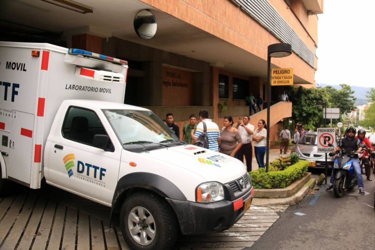 Agentes de la Unidad Móvil de Criminalística de la Dirección de Tránsito de Floridablanca hicieron el levantamiento del cadáver. (Foto: Suministrada / VANGUARDIA LIBERAL)