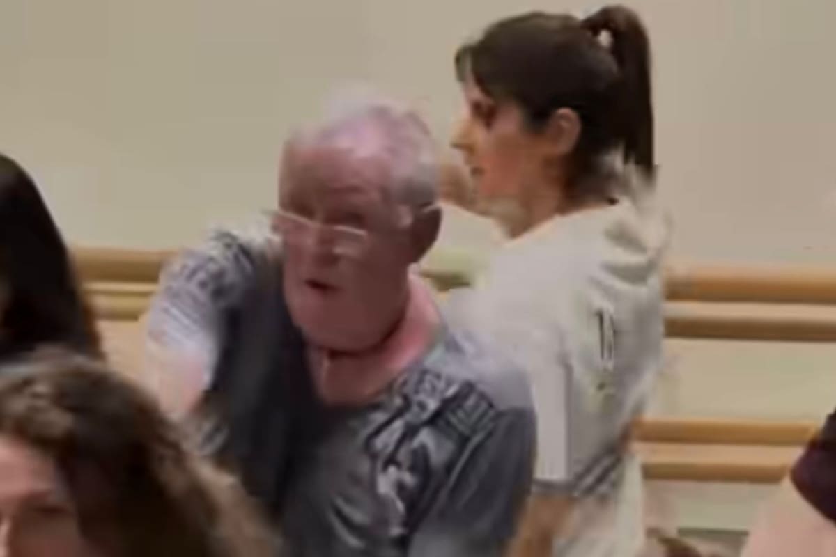 El video de un adulto mayor bailando una coreografía al ritmo de Bad Bunny junto a un grupo de bailarinas se volvió viral en redes sociales.
Foto tomada de: Pantallazo de redes