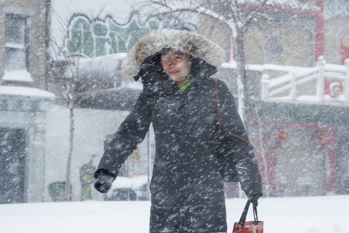 Una mujer tiene dificultades para caminar en medio de la intensa nieve durante una ventisca invernal en Nueva York, EE. UU., el 23 de febrero de 2026.