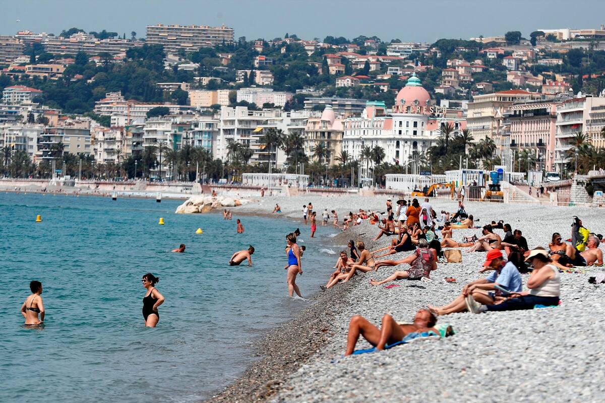 La gente disfruta de un día al sol y a la orilla del mar en una playa en Niza, sur de Francia. Varios países de todo el mundo han comenzado a aliviar sus restricciones de bloqueo de COVID-19 en un esfuerzo por reiniciar sus economías y ayudar a las personas a obtener volver a sus rutinas diarias después del brote del coronavirus. (Foto: EFE / VANGUARDIA)