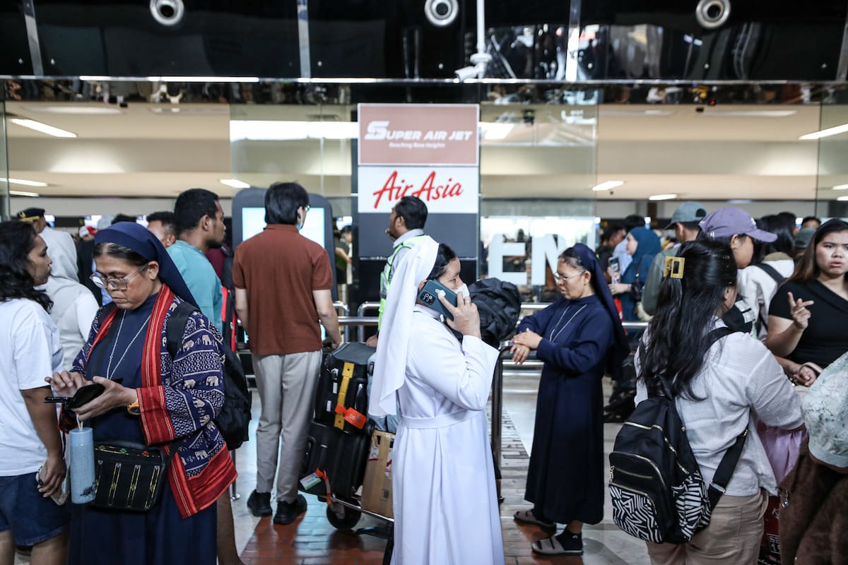 El aeropuerto Soekarno-Hatta suspendió temporalmente sus operaciones y más de 200 vuelos ya fueron desviados.