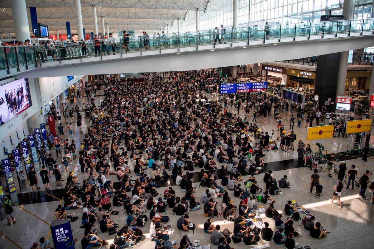 Los manifestantes volvieron a bloquear el aeropuerto de Hong Kong (Foto: EFE)