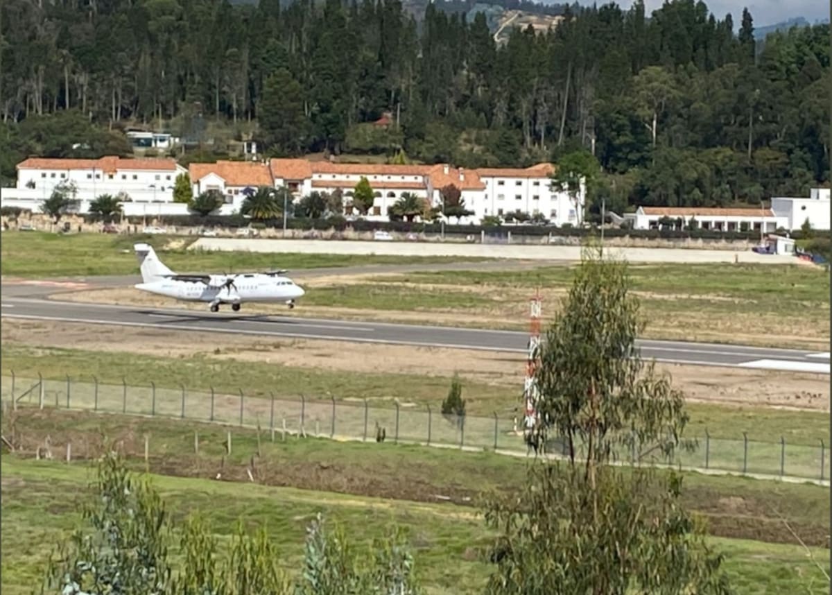 El aeropuerto Juan José Rondón de Paipa, Boyacá recibió en abril del 2022 el primer vuelo comercial de prueba con 42 pasajeros a cargo de la aerolínea Easyfly. Foto: Correo Confidencial