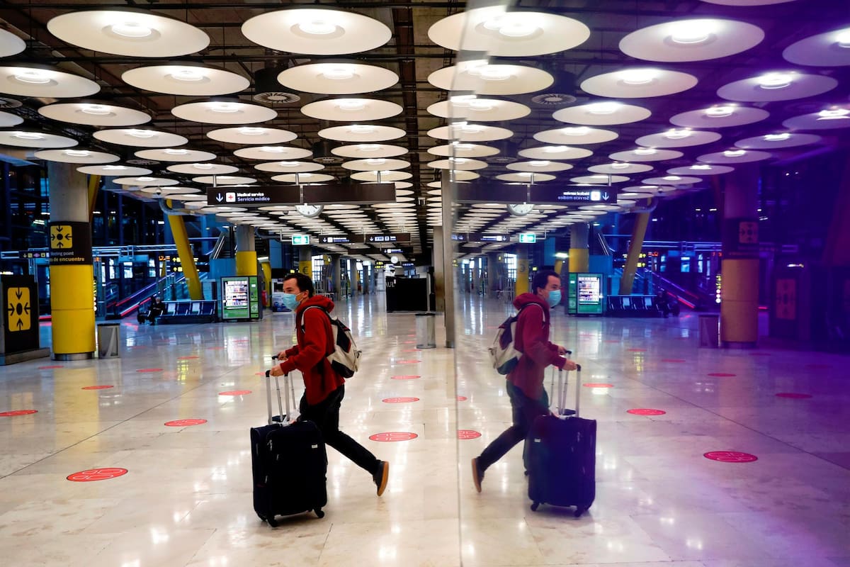 El aeropuerto de Barajas en Madrid recibió la certificación de aeropuerto seguro, Airport Health Accreditation (AHA), dentro del programa de Acreditación de Salud Aeroportuaria del Consejo Internacional de Aeropuertos (ACI). (Foto: EFE / VANGUARDIA)