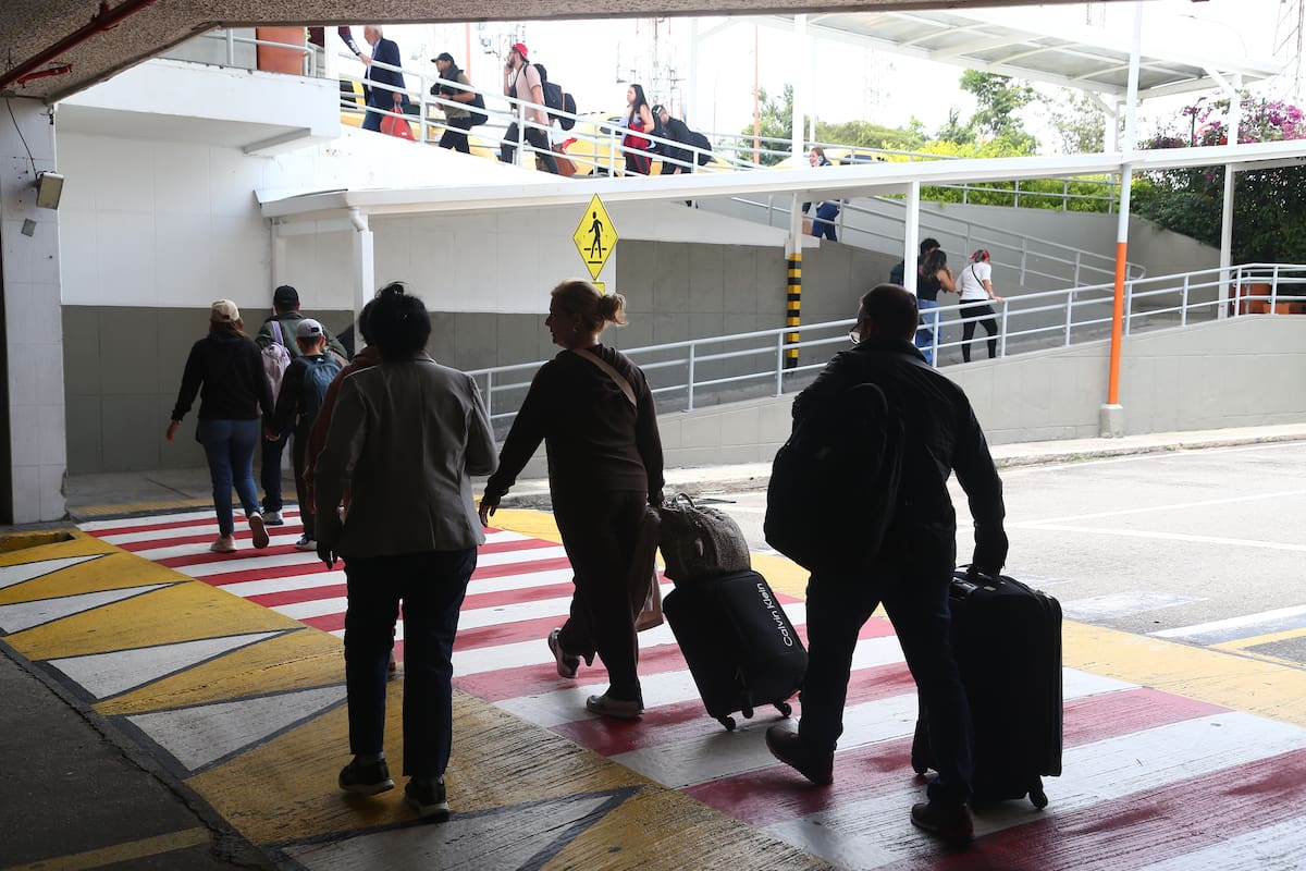 Llegada de viajeros al Aeropuerto Internacional Palonegro tras la Semana Santa. Foto: Jaime Moreno