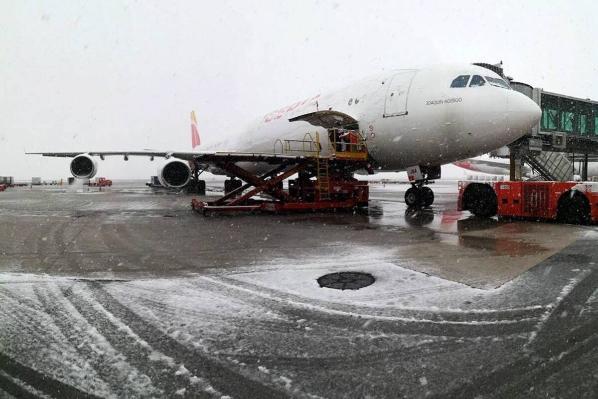 EFE/VANGUARDIA LIBERALEn el aeropuerto Adolfo Suárez Madrid-Barajas, un temporal obligó a cerrar dos de las cuatro pistas para limpiarlas de nieve.