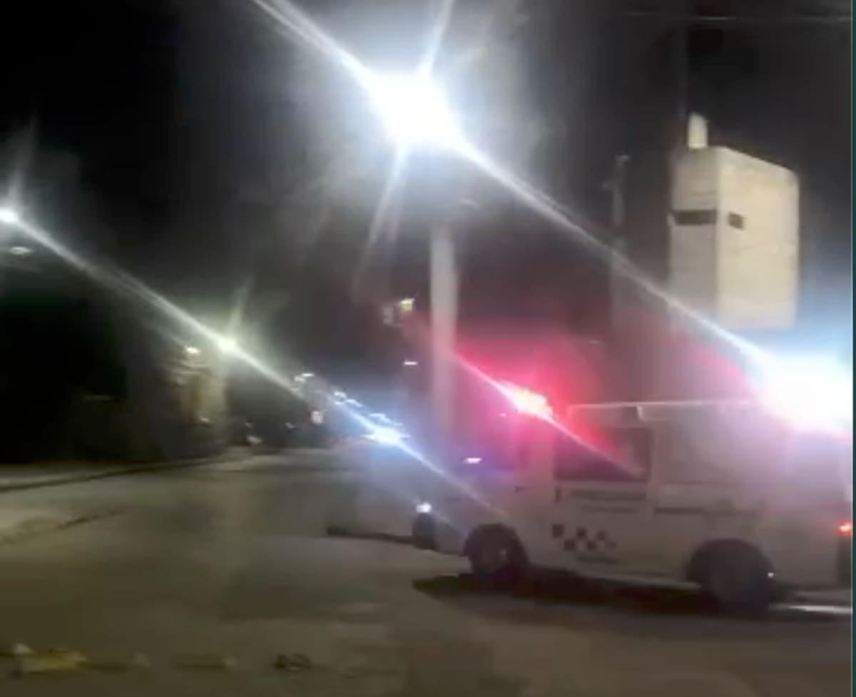 Las autoridades investigan la muerte de Giovanny Armando Flórez López, a quien sicarios le quitaron la vida la noche de este viernes en el barrio El Bosque de Barranquilla.//Cortesía Red de Cooperantes.