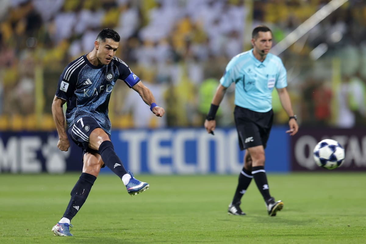 DUBAI (United Arab Emirates), 19/04/2026.- Cristiano Ronaldo of Al-Nassr takes a free kick during the AFC Champions League Two 2025/2026 Quarter-Finals soccer match between Al Wasl and Al-Nassr in Dubai, United Arab Emirates, 19 April 2026. (Liga de Campeones, Emiratos Árabes Unidos) EFE/EPA/ALI HAIDER