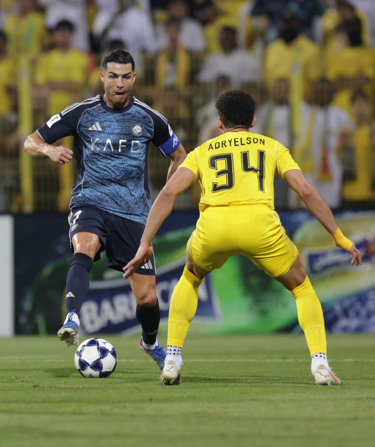 DUBAI (United Arab Emirates), 19/04/2026.- Cristiano Ronaldo (L) of Al-Nassr and Adryelson of Al Wasl in action during the AFC Champions League Two 2025/2026 Quarter-Finals soccer match between Al Wasl and Al-Nassr in Dubai, United Arab Emirates, 19 April 2026. (Liga de Campeones, Emiratos Árabes Unidos) EFE/EPA/ALI HAIDER