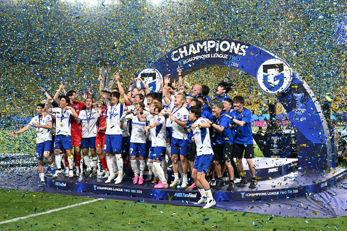RIYADH (Saudi Arabia), 16/05/2026.- Players of Gamba Osaka celebrate with the trophy after winning the AFC Champions League Two final between Al-Nassr and Gamba Osaka in Riyadh, Saudi Arabia, 16 May 2026. (Liga de Campeones, Arabia Saudita) EFE/EPA/STRINGER