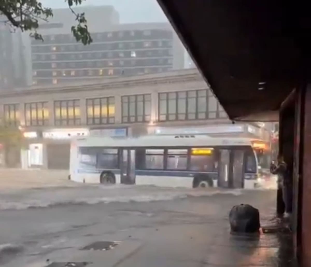 Las intensas lluvias dejaron calles inundadas, vehículos atrapados y graves afectaciones en distintos sectores de Nueva York y Nueva Jersey. Imagen captura de video // X.