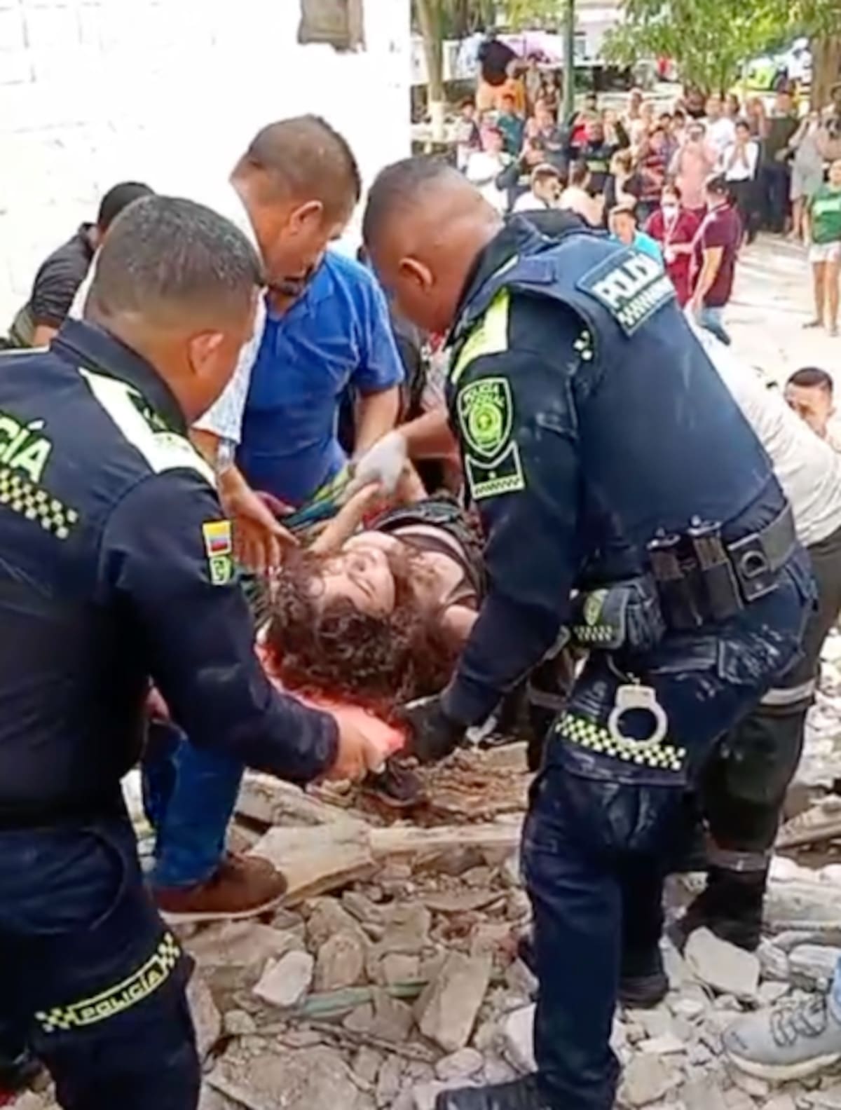 Afectados por derrumbe en Barranquilla.