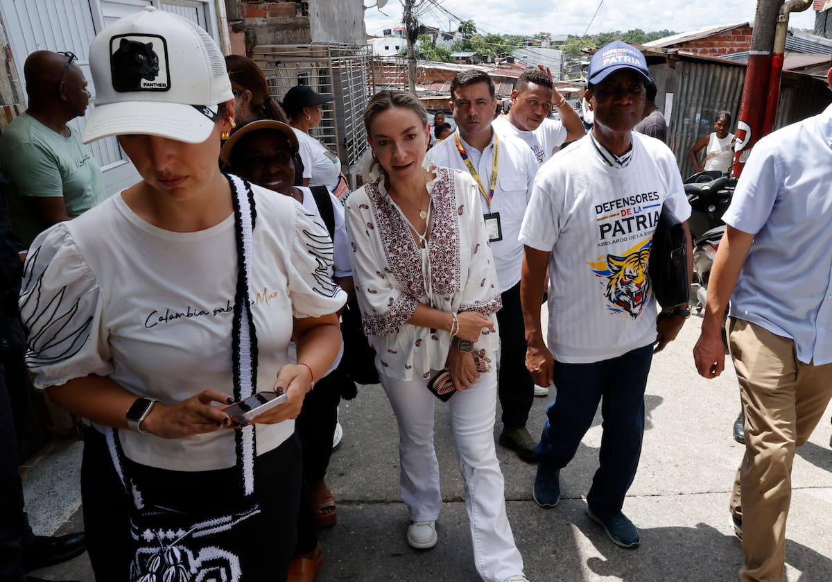 QUIBDÓ (COLOMBIA), 13/08/2026.- Tatiana Céspedes (c), esposa del vicepresidente de Colombia, José Manuel Restrepo, observa la entrega de donaciones para los damnificados por el terremoto del pasado lunes, este jueves en Quibdó (Colombia). EFE/Mauricio Dueñas Castañeda