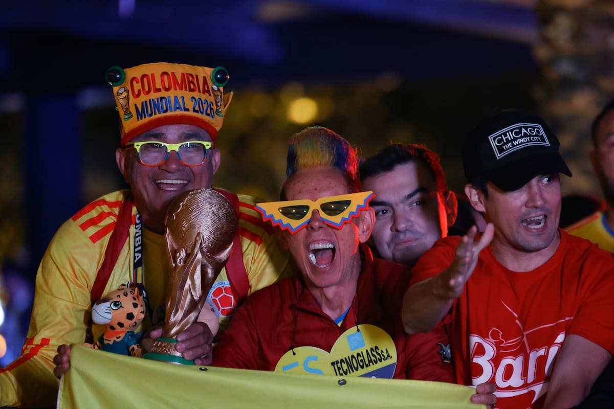 GR2233. CIUDAD DE MÉXICO (MÉXICO), 15/06/2026.- Aficionados de Colombia reciben a su selección este lunes, previo al partido contra Uzbekistan durante el Mundial de la FIFA 2026, en Ciudad de México (México). EFE/ ?Sashenka Gutierrez