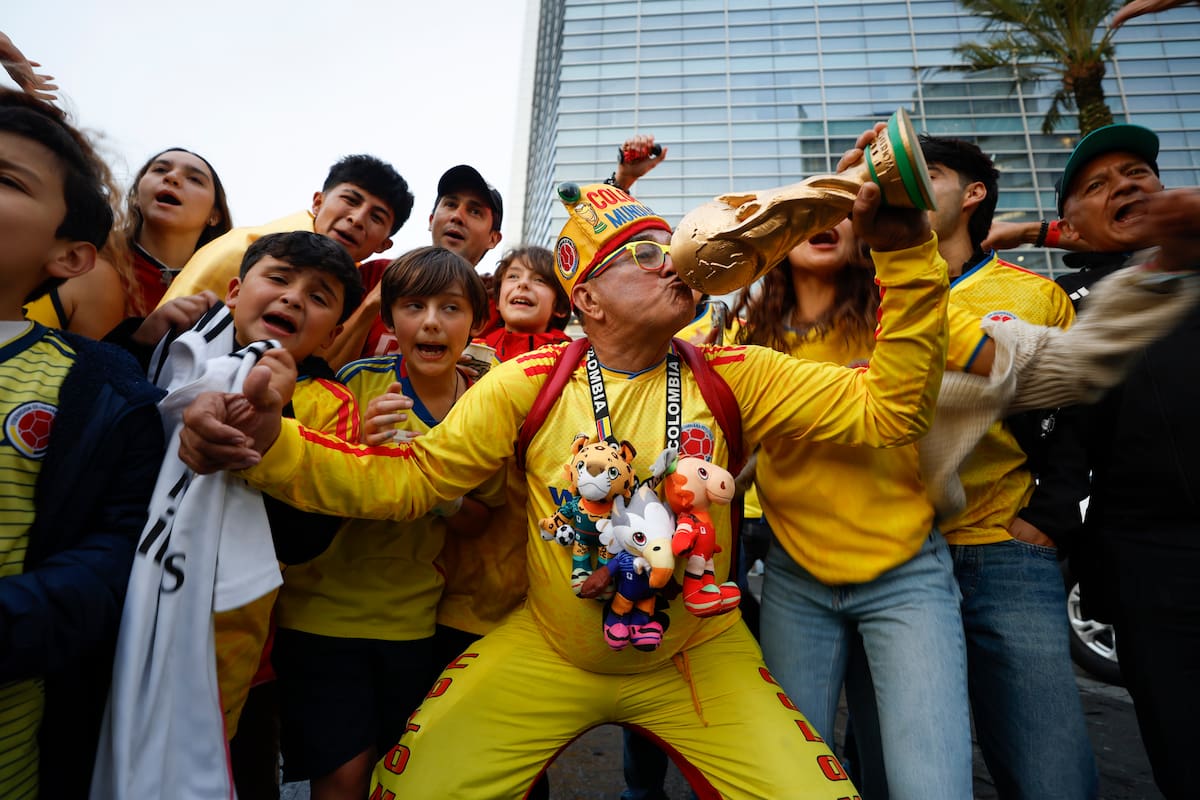 GR2234. CIUDAD DE MÉXICO (MÉXICO), 15/06/2026.- Aficionados de Colombia reciben a su selección este lunes, previo al partido contra Uzbekistán durante el Mundial de la FIFA 2026, en Ciudad de México (México). EFE/ ?Sashenka Gutierrez