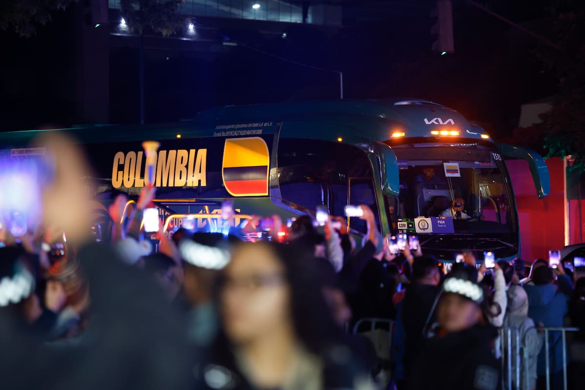 GR2235. CIUDAD DE MÉXICO (MÉXICO), 15/06/2026.- Aficionados de Colombia reciben a su selección este lunes, previo al partido contra Uzbekistán durante el Mundial de la FIFA 2026, en Ciudad de México (México). EFE/ ?Sashenka Gutierrez