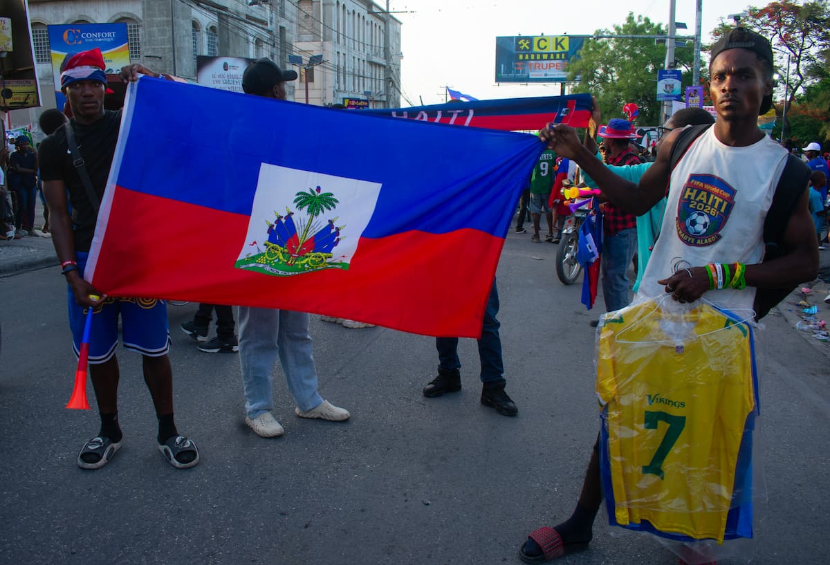 AME2555. PUERTO PRÍNCIPE (HAITÍ), 20/06/2026.- Aficionados de Haití sostienen banderas previo a la transmisión del partido del Mundial de la FIFA 2026 contra Brasil este viernes, en la Plaza Boyer, en Puerto Príncipe (Haití). EFE/ Jonet St Élois