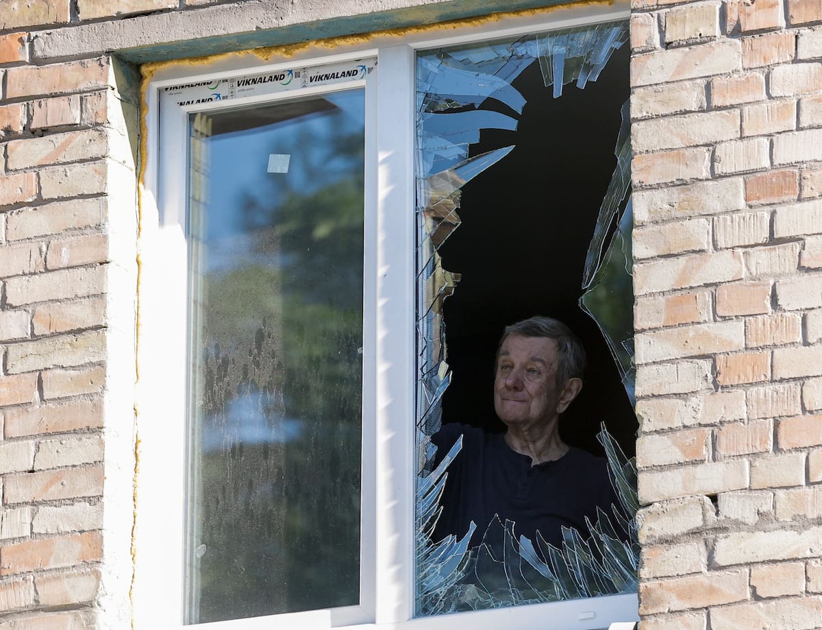 KYIV (Ukraine), 02/07/2026.- An elderly man inspects his damaged flat at the site of a Russian missile strike on a nine-storey residential building in Kyiv, Ukraine, 02 July 2026, amid the Russian invasion. According to the State Emergency Service of Ukraine, at least 17 people were killed and more than 90 injured after a massive overnight Russian attack on Kyiv. The Ukrainian Air Force said Russia used about 500 drones and more than 70 missiles of different types in the attack, with Kyiv the main direction of the assault. (Rusia, Ucrania, Kiev) EFE/EPA/SERGEY DOLZHENKO