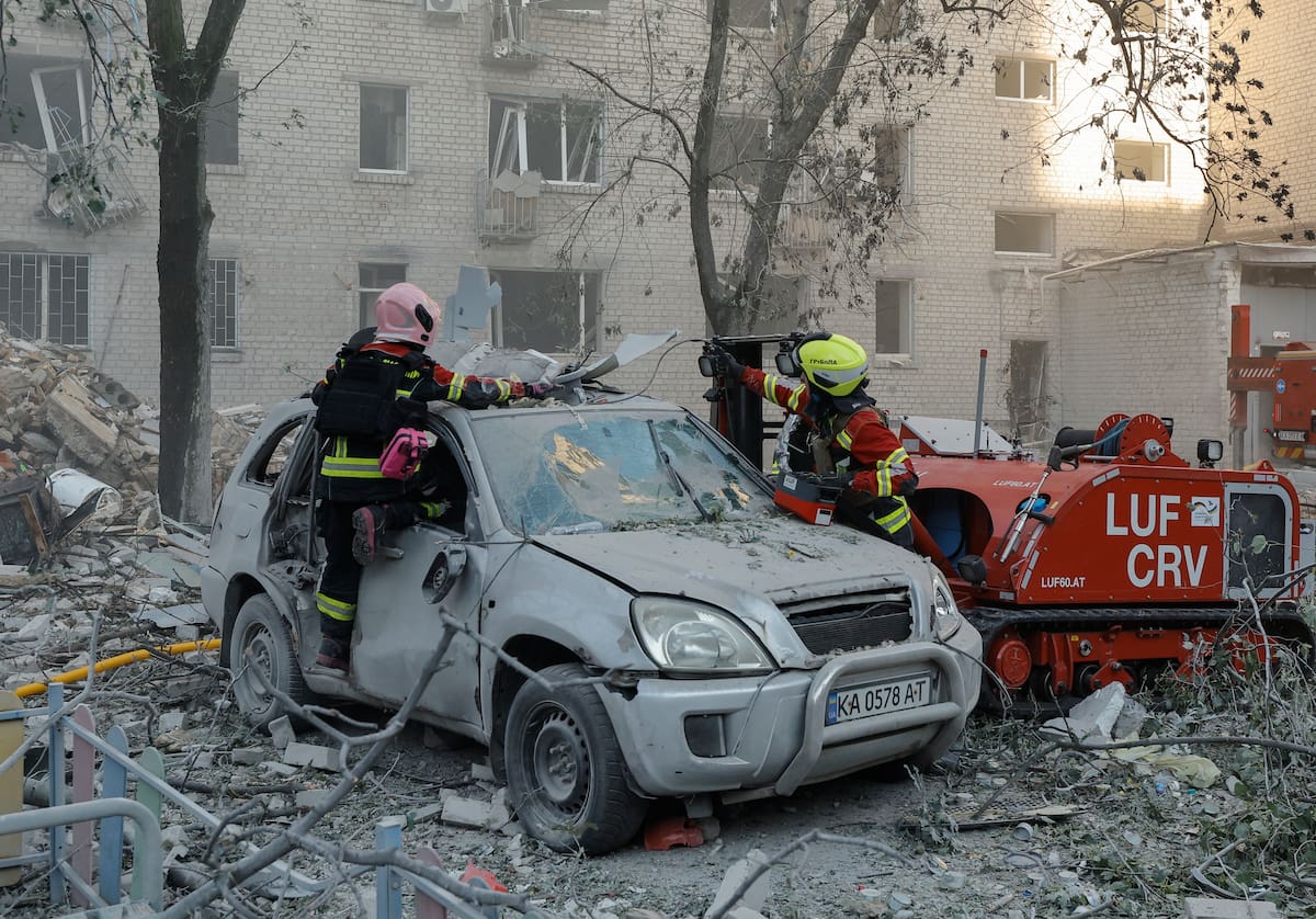 KYIV (Ukraine), 02/07/2026.- Ukrainian rescuers work at the site of a Russian missile strike on a nine-storey residential building in Kyiv, Ukraine, 02 July 2026, amid the Russian invasion. According to the State Emergency Service of Ukraine, at least 17 people were killed and more than 90 injured after a massive overnight Russian attack on Kyiv. The Ukrainian Air Force said Russia used about 500 drones and more than 70 missiles of different types in the attack, with Kyiv the main direction of the assault. (Rusia, Ucrania, Kiev) EFE/EPA/SERGEY DOLZHENKO