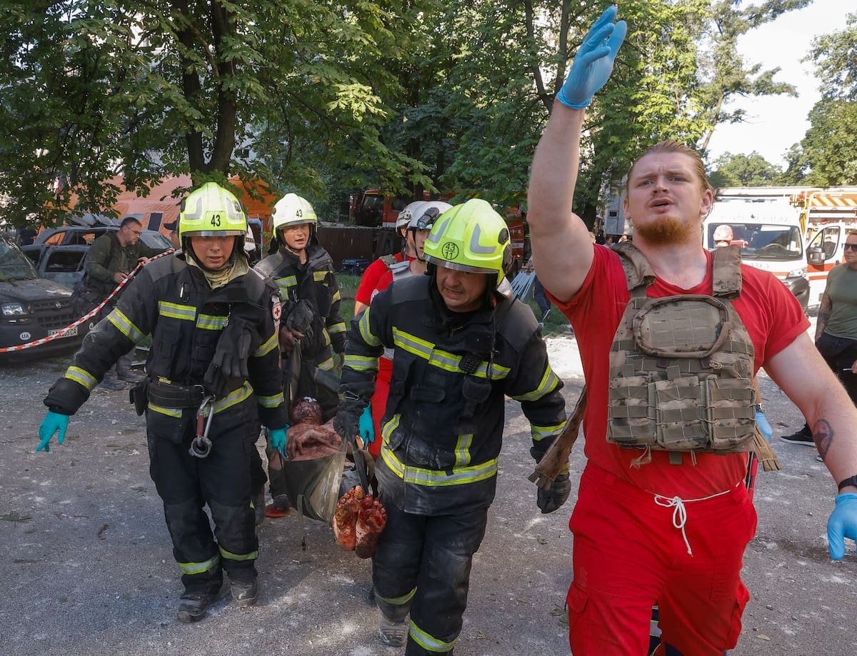 KYIV (Ukraine), 02/07/2026.- Ukrainian rescuers and medics carry an injured man at the site of a Russian missile strike on a nine-storey residential building in Kyiv, Ukraine, 02 July 2026, amid the Russian invasion. According to the State Emergency Service of Ukraine, at least 17 people were killed and more than 90 injured after a massive overnight Russian attack on Kyiv. The Ukrainian Air Force said Russia used about 500 drones and more than 70 missiles of different types in the attack, with Kyiv the main direction of the assault. (Rusia, Ucrania, Kiev) EFE/EPA/SERGEY DOLZHENKO