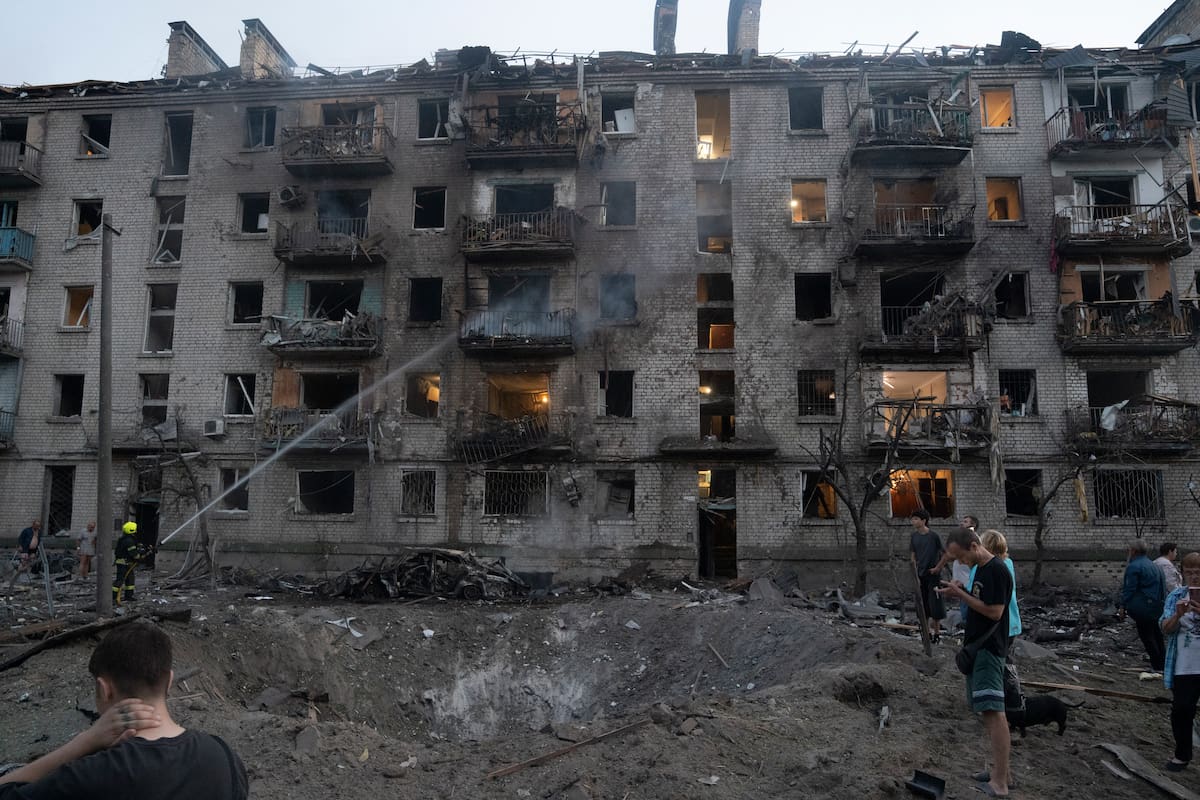 KYIV (Ukraine), 02/07/2026.- Residents gather at the site of a Russian missile strike on a residential area in Kyiv, Ukraine, 02 July 2026, amid the Russian invasion. According to the State Emergency Service of Ukraine, at least 17 people were killed and more than 90 injured after a massive overnight Russian attack on Kyiv. The Ukrainian Air Force said Russia launched about 500 drones and more than 70 missiles of different types in the attack, with Kyiv the main direction of the assault. (Rusia, Ucrania, Kiev) EFE/EPA/TOMMASO FUMAGALLI