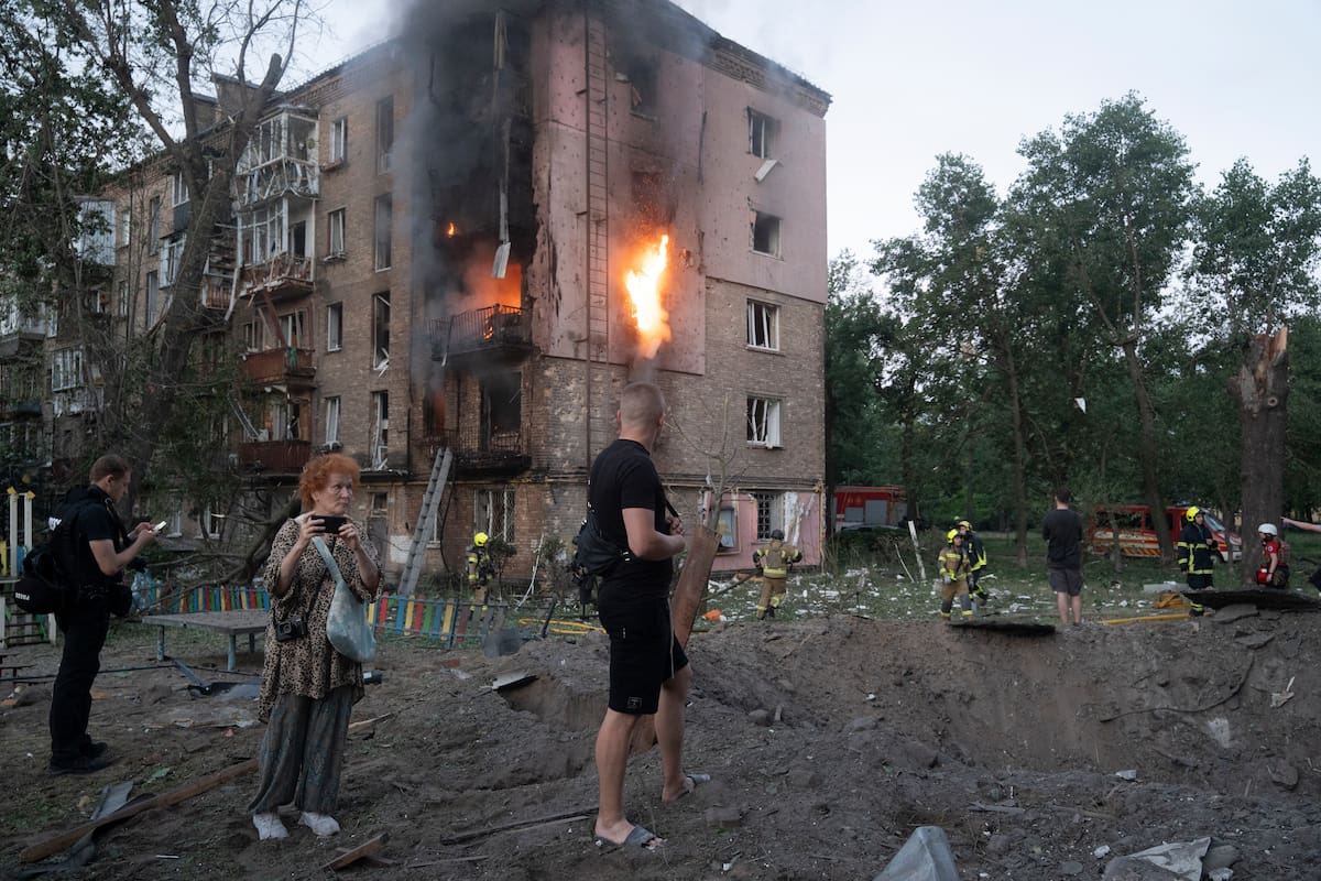 KYIV (Ukraine), 02/07/2026.- Residents gather at the site of a Russian missile strike on a residential area in Kyiv, Ukraine, 02 July 2026, amid the Russian invasion. According to the State Emergency Service of Ukraine, at least 17 people were killed and more than 90 injured after a massive overnight Russian attack on Kyiv. The Ukrainian Air Force said Russia launched about 500 drones and more than 70 missiles of different types in the attack, with Kyiv the main direction of the assault. (Rusia, Ucrania, Kiev) EFE/EPA/TOMMASO FUMAGALLI