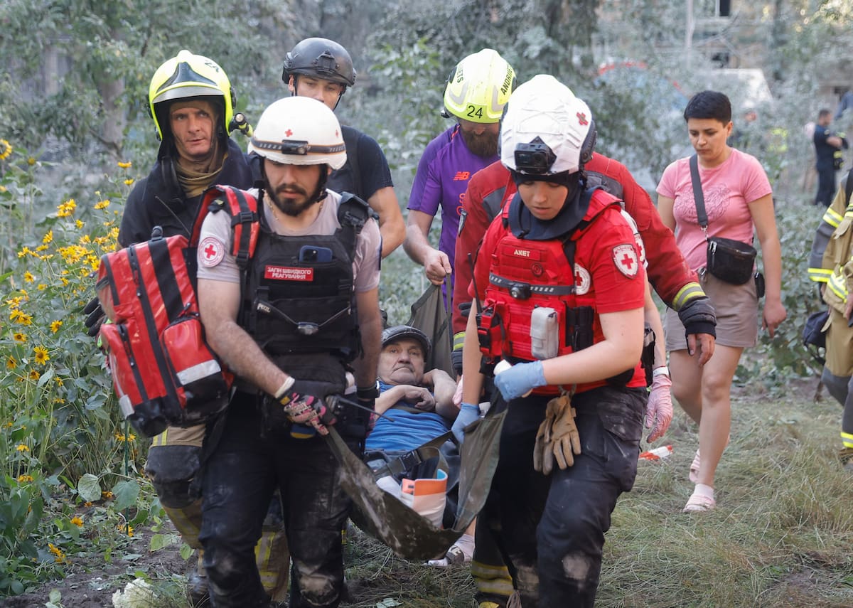 KYIV (Ukraine), 02/07/2026.- Ukrainian rescuers and medics carry an injured man at the site of a Russian missile strike on a nine-storey residential building in Kyiv, Ukraine, 02 July 2026, amid the Russian invasion. According to the State Emergency Service of Ukraine, at least 17 people were killed and more than 90 injured after a massive overnight Russian attack on Kyiv. The Ukrainian Air Force said Russia used about 500 drones and more than 70 missiles of different types in the attack, with Kyiv the main direction of the assault. (Rusia, Ucrania, Kiev) EFE/EPA/SERGEY DOLZHENKO