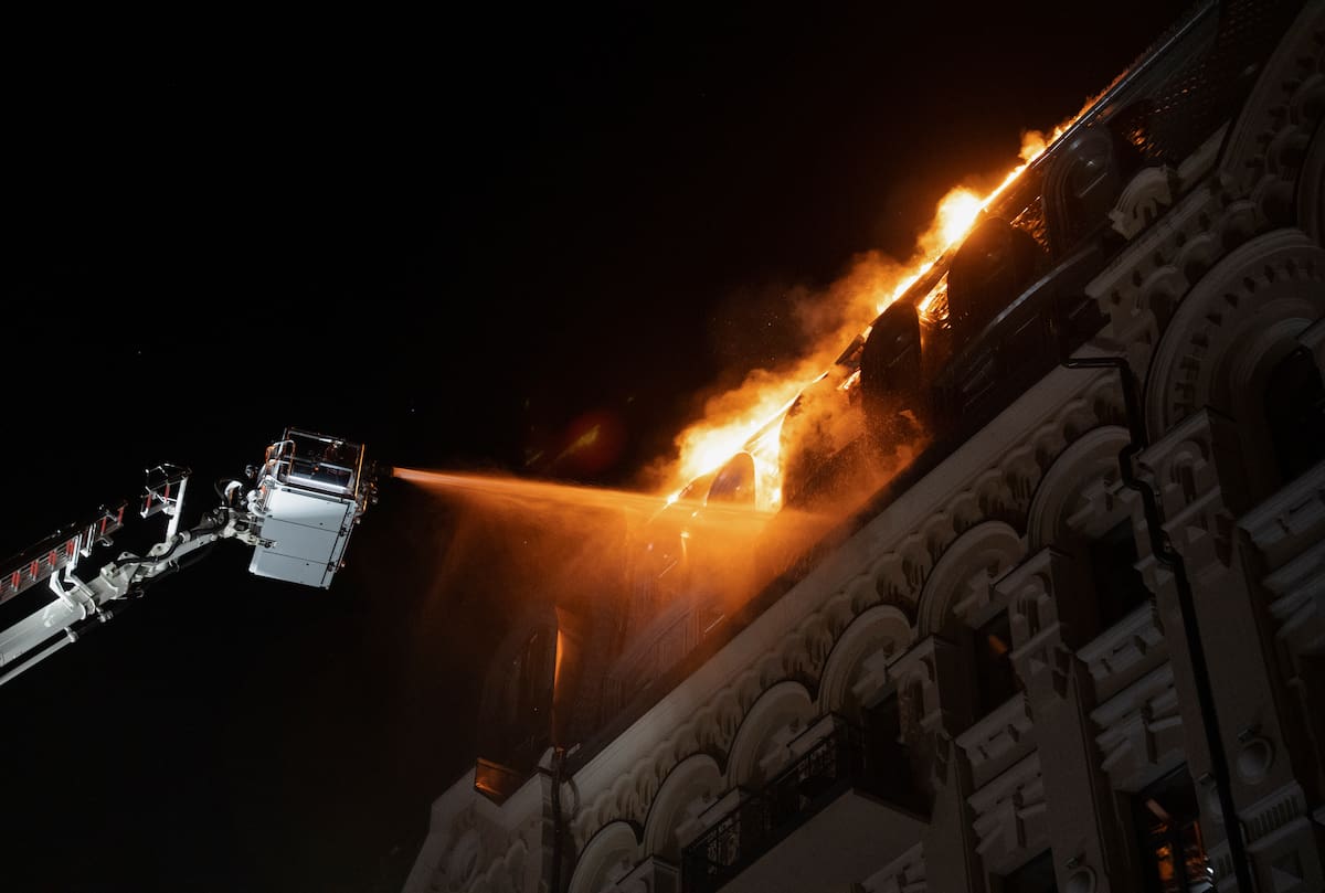 KYIV (Ukraine), 02/07/2026.- Ukrainian firefighters work at the site of a Russian drone strike on a hotel building in central Kyiv, Ukraine, 02 July 2026, amid the Russian invasion. According to the State Emergency Service of Ukraine, at least 17 people were killed and more than 90 injured after a massive overnight Russian attack on Kyiv. The Ukrainian Air Force said Russia launched about 500 drones and more than 70 missiles of different types in the attack, with Kyiv the main direction of the assault. (Rusia, Ucrania, Kiev) EFE/EPA/TOMMASO FUMAGALLI