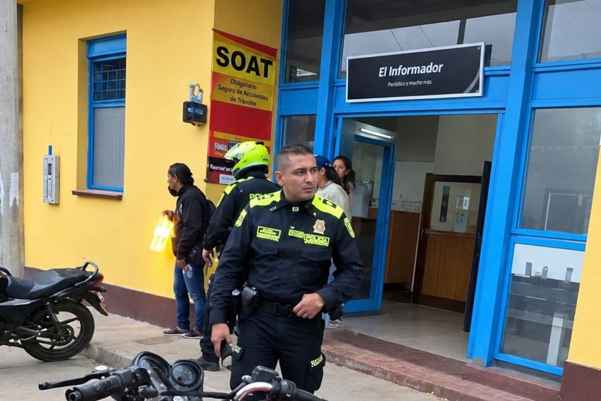 Agente de tránsito fue atacado con fuego. // Foto: captura de pantalla @JorgeEmilioRey (mejorada con IA/ChatGPT)